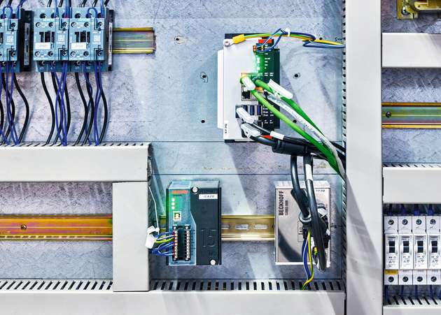 Ein Ultra-Kompakt-Industrie-PC C6030 steuert über EtherCAT und Box-Module EP7402 sämtliche Rollenantriebe des zentralen Ringförderers.