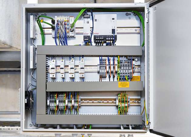 Die Energieversorgung der EP-Box-Module erfolgt dezentral über 27 Schaltschränke mit Beckhoff Stromversorgungen PS3031-2440.