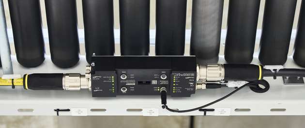 Intralogistik-Anlagen wie der zentrale Ringförderer bei Arvato SE profitieren besonders von der One Cable Automation: Power und Kommunikation werden an die kompakten MDR-Controller EP7402 über vorkonfektionierte Hybridleitungen effizient verteilt.