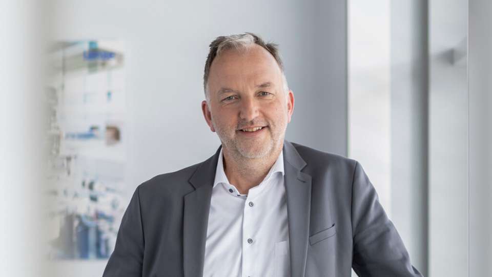 Christoph Ranze ist Gründer und Gesellschafter der Encoway. Nach seinem Informatikstudium in Trier und Bremen begann er 1993 seine Karriere bei IBM Deutschland. Von dort wechselte er zunächst als wissenschaftlicher Mitarbeiter mit dem Schwerpunktthema „Künstliche Intelligenz“ an die Uni Bremen und baute dort später das Technologie-Zentrum Informatik (TZI) mit auf. Im Jahr 2000 gründete er mit Unterstützung der Lenze-Gruppe aus dem TZI heraus encoway. Als Geschäftsführer verantwortet er die Wachstumsstrategie des auf CPQ-Lösungen spezialisierten Unternehmens. Daneben ist Herr Ranze heute für den Ausbau des digitalen Geschäfts in der Lenze-Gruppe verantwortlich. Zu der von ihm geführten Geschäftseinheit gehört auch das Innovationslabor der Lenze-Gruppe Dock.One. 