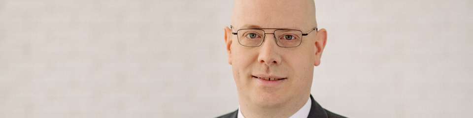 Udo Schneider verfügt über mehr als zehn Jahre Erfahrung am Markt für Computer- und Netzwerksicherheit in der EMEA-Region. Seine Leidenschaft gilt der Sicherung des IoT-Ökosystems. Als Governance, Risk & Compliance Lead, Europe bei Trend Micro setzt er sein technisches und Produktmarketing-Fachwissen ein, um Kunden, Partner und Multiplikatoren über die besten Praktiken und Strategien zum Schutz ihrer IoT-Geräte, -Daten und -Anwendungen vor Cyber-Bedrohungen aufzuklären, zu informieren und zu befähigen. Zu seinen Spezialgebieten gehören IaaS-, PaaS- und SaaS-Sicherheit aus Anwender- und Entwicklersicht sowie Antivirus-, Antispam-, Antispyware- und Antimalware-Technologien, Firewalls, IP-Sicherheit, VPN und PKI. 