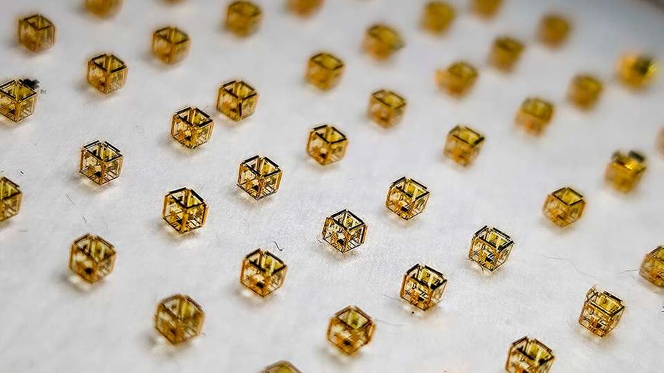 Das zunächst flache, in der Ebene auf einer Waver-Oberfläche hergestellte elektronische System kann sich von selbst zu einem winzigen hohlen 3D-Würfel zusammenfalten.