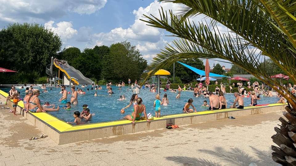Das Freibad Rosenau setzt auf die Vertikaldurchströmung: Dabei wird das Reinwasser durch Reinwasserkanäle im Beckenboden eingeleitet.
