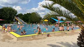 Das Freibad Rosenau setzt auf die Vertikaldurchströmung: Dabei wird das Reinwasser durch Reinwasserkanäle im Beckenboden eingeleitet.