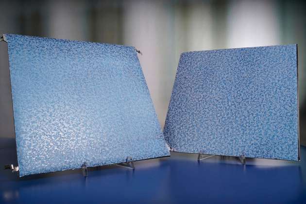 Mit Dekorfolie kaschierte, frei kombinierbare Fassadenelemente – links ein PV-Modul und rechts ein Blechfassadenelement ohne PV-Funktionalität.