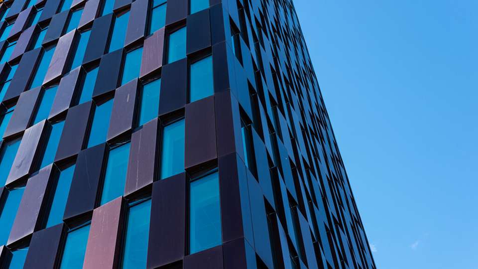 Ästhetische und effiziente Fassaden: Fraunhofer FEP präsentiert Fortschritte bei gebäudeintegrierter Photovoltaik.