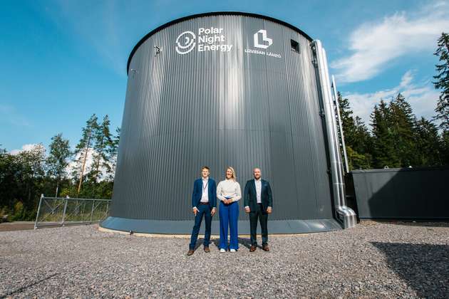 CEO Tommi Eronen von Polar Night Energy, Ministerin Sari Multala und CEO Loviisan Lämpö von Mikko Paajanen.