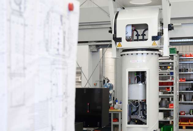 Eine weitere Voraussetzung an die Antriebstechnik war, dass die Servoantriebe direkt neben den Motoren eingebaut werden können und sich mit der Applikation mitbewegen.