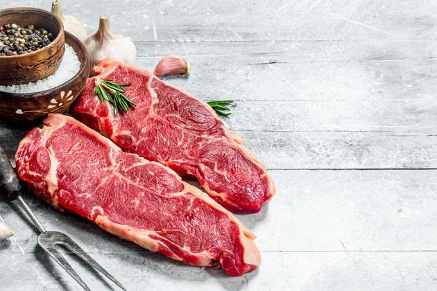 Mit der richtigen Folienlösung ist Frischfleisch perfekt vorbereitet für die Langzeitlagerung und den Transport. Es reift in der Verpackung weiter und gewinnt weiter an Qualität.