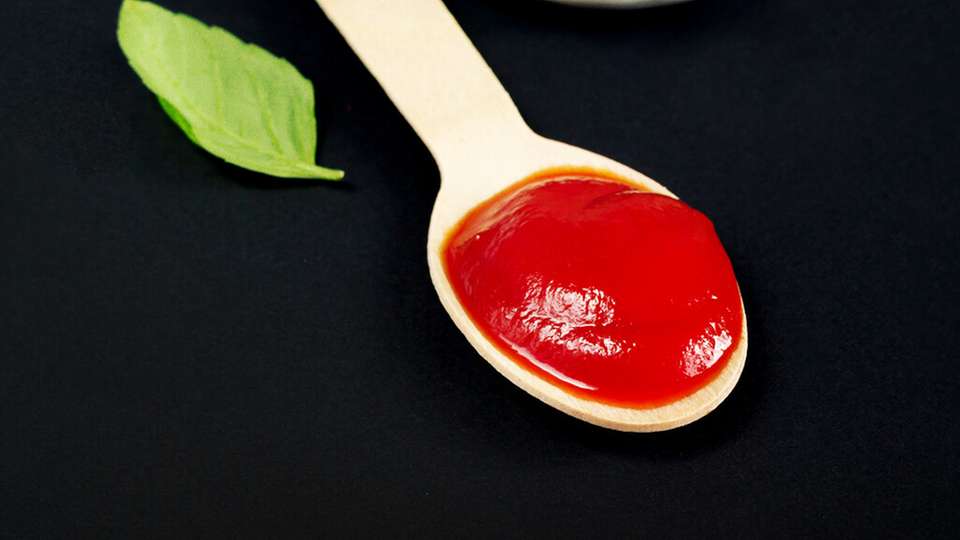 Im Werk eines Ketchup-Herstellers müssen pro Tag 200 t Zucker in kaltem Essigwasser gelöst werden.