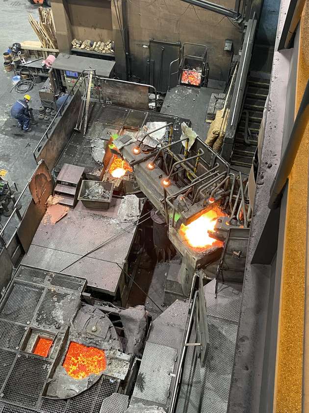 Ein Vegapuls-Radarsensor überwacht die gleichmäßige Aufgabe der Schrottpakete im Verbrennungsraum.