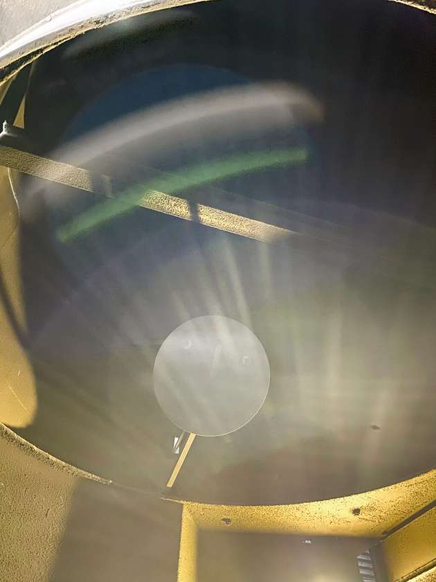 Mithilfe eines 45-Grad-Spiegels wird die Füllhöhe im Schachtofen gemessen.