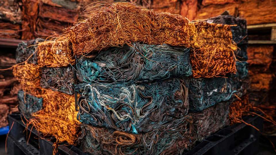 Aus den Rohstoﬀen werden neben Kupfer zahlreiche andere Metalle wie Nickel, Zink, Zinn und Edelmetalle gewonnen. 