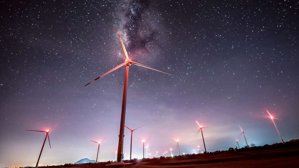 Outdoor-Leuchten für Windkraftanlagen: Robust, normgerecht und widerstandsfähig gegen Vibrationen, Staub und Feuchtigkeit.