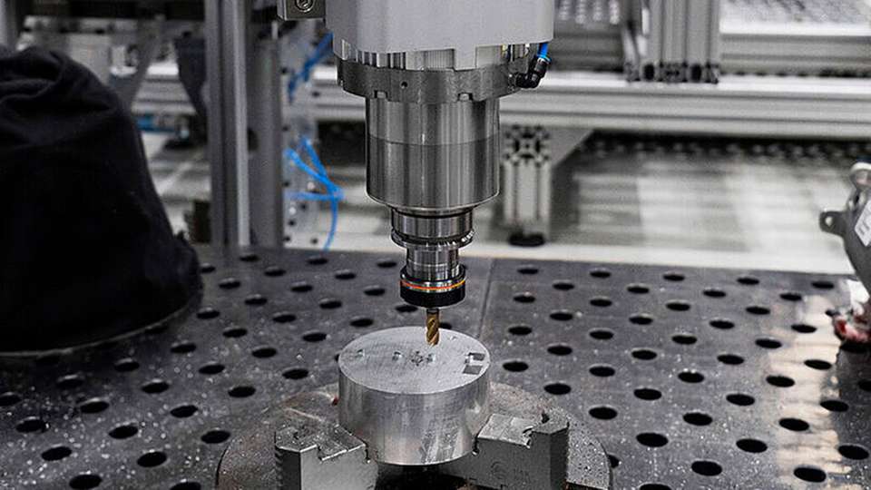 Die luftgekühlte Motorspindel übernimmt die Demontage von Motoren, wenn Schrauben nicht möglich ist.