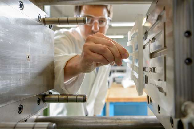 Für viele Anwendungen müssen neue Spezialcompounds, also Kunststoffmischungen, entwickelt werden, die genau die Eigenschaften aufweisen, die benötigt werden.