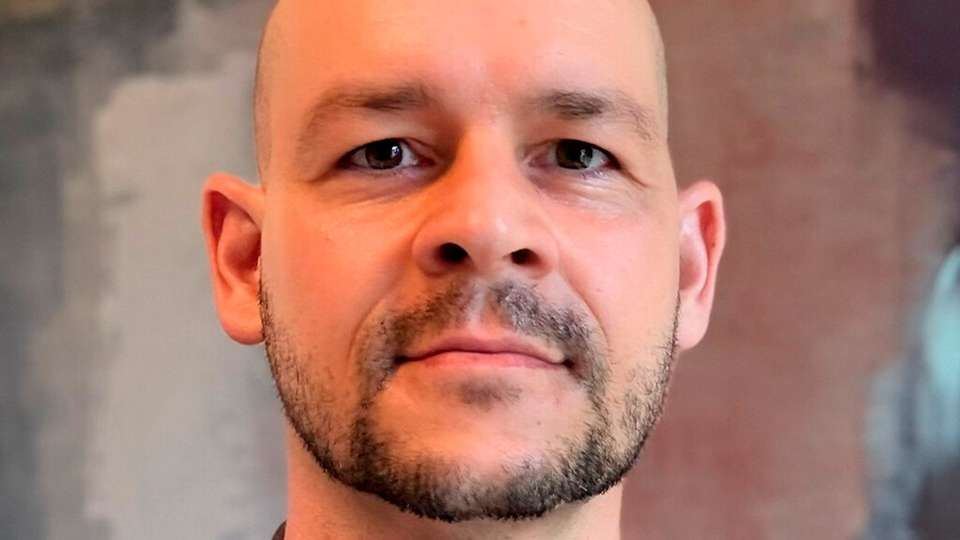 Maximilian Rembor studierte Chemieingenieurwesen und Verfahrenstechnik am Karlsruher Institut für Technologie mit Schwerpunkt Food und Chemical Process Engineering. Mehr als zehn Jahre wickelte er bei Ruland Engineering & Consulting verantwortlich Projekte im Anlagenbau für flüssige Produkte ab. Heute berät er im Vertrieb Kunden in den verschiedensten Branchen bei der Auswahl und Umsetzung der richtigen Anlagentechnik für ihre Produktionsprozesse.