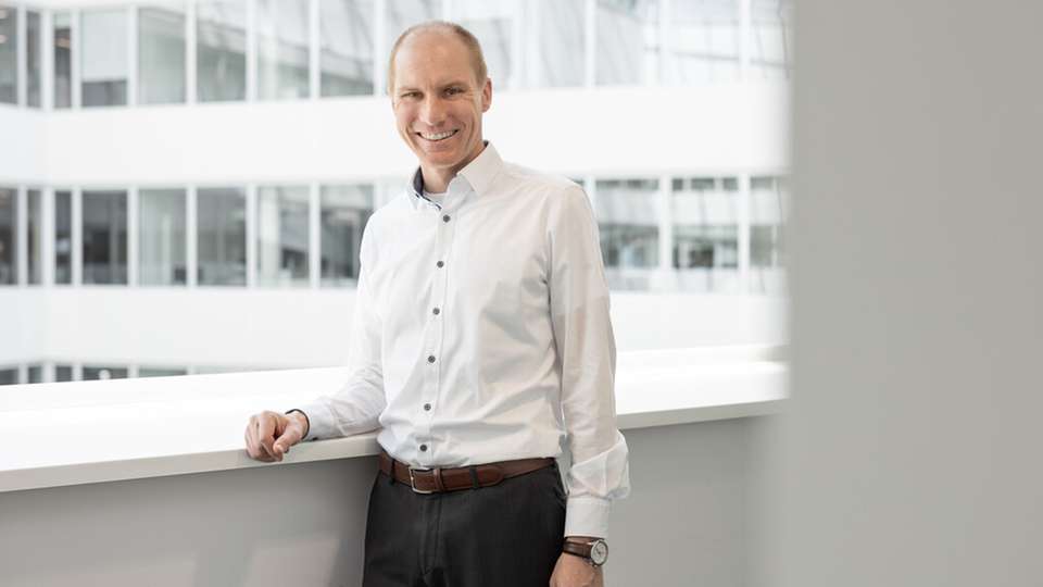Quirin Görz ist seit Mai 2024 CEO der Digitalsparte von KUKA. Gemeinsam mit seinen Teams verfolgt er das Ziel, die nahtlose industrielle Digitalisierung voranzutreiben. Seit 2013 arbeitet er für den Automatisierungskonzern aus Augsburg und war vor seiner Tätigkeit in der Digitalsparte für vier Jahre der Chief Information Officer (CIO) von KUKA.
