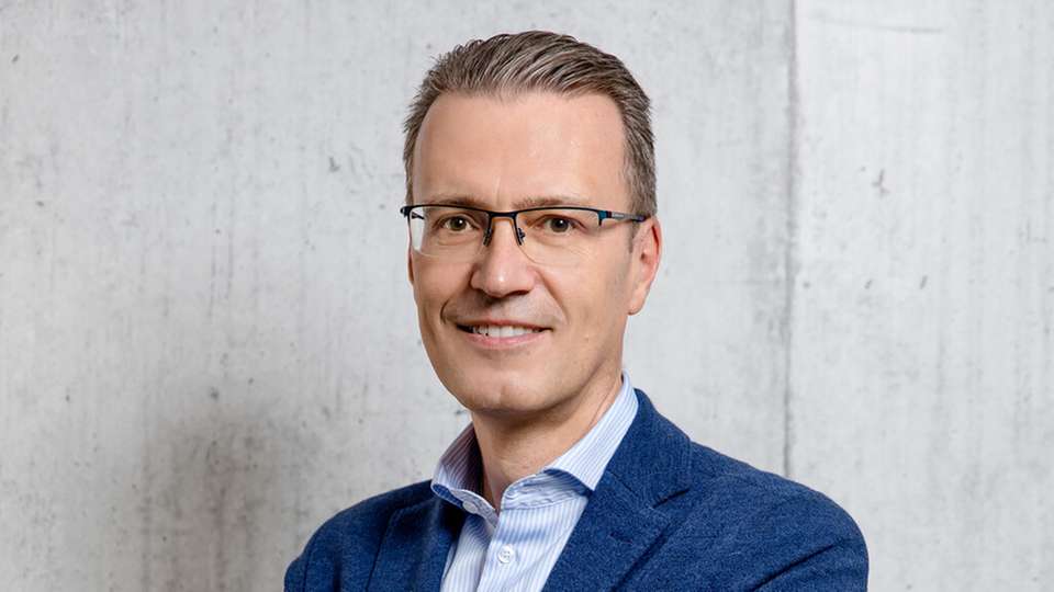 Prof. Dr.-Ing. Tomas Smetana ist seit 2023 CTO und Mitglied der Geschäftsführung von ebm-papst in Mulfingen. Zuvor war er 22 Jahre in leitenden Positionen bei Schaeffler in Herzogenaurach, Japan und China tätig. Nach dem Maschinenbaustudium an der TU Prag promovierte er an der TU Chemnitz. Er verfügt über langjährige Erfahrung in der Entwicklung und Industrialisierung innovativer Produkte in den Bereichen Elektromobilität, Fahrwerksysteme, Robotik, Lüftungs- und Heiztechnik, Digitalisierung und KI. Zudem ist er Honorarprofessor an der Universität Shanghai und Mitglied von Aufsichtsräten.