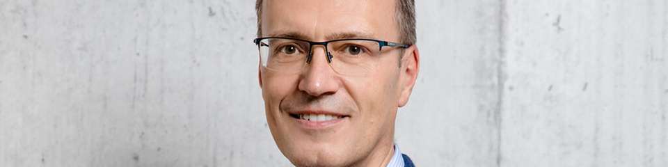Prof. Dr.-Ing. Tomas Smetana ist seit 2023 CTO und Mitglied der Geschäftsführung von ebm-papst in Mulfingen. Zuvor war er 22 Jahre in leitenden Positionen bei Schaeffler in Herzogenaurach, Japan und China tätig. Nach dem Maschinenbaustudium an der TU Prag promovierte er an der TU Chemnitz. Er verfügt über langjährige Erfahrung in der Entwicklung und Industrialisierung innovativer Produkte in den Bereichen Elektromobilität, Fahrwerksysteme, Robotik, Lüftungs- und Heiztechnik, Digitalisierung und KI. Zudem ist er Honorarprofessor an der Universität Shanghai und Mitglied von Aufsichtsräten.