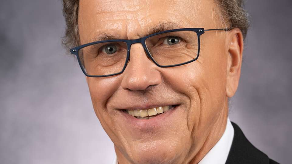 Haben Unternehmen alle Scopes im Blick?  Dr. Eckhard Roos ist Geschäftsführer der E2AB Roos (Elektrotechnik, Energie, Automation, Beratung) und hat über 30 Jahre Erfahrung in der Automatisierung von Produktionsanlagen in leitenden Positionen mit globaler Verantwortung, unter anderem bei Hoechst in Frankfurt als Leiter des Detailengineering im Corporate Engineering. Daran anschließend elf Jahre bei ABB verantwortlich für die BU Chemicals, Petrochemicals, O&G in Deutschland und 15 Jahre bei Festo E als Leiter des globalen Key Account und Industry Segment Managements Prozessindustrien. Weiterhin war er über eine längeren Zeitraum Vorsitzender des AK Energieeffizienz im Fachverband Automation des ZVEI und Mitglied des Vorstandes der GMA im VDI/VDE.