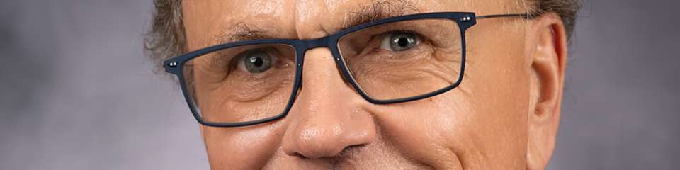 Dr. Eckhard Roos ist Geschäftsführer der E2AB Roos (Elektrotechnik, Energie, Automation, Beratung) und hat über 30 Jahre Erfahrung in der Automatisierung von Produktionsanlagen in leitenden Positionen mit globaler Verantwortung, unter anderem bei Hoechst in Frankfurt als Leiter des Detailengineering im Corporate Engineering. Daran anschließend elf Jahre bei ABB verantwortlich für die BU Chemicals, Petrochemicals, O&G in Deutschland und 15 Jahre bei Festo E als Leiter des globalen Key Account und Industry Segment Managements Prozessindustrien. Weiterhin war er über eine längeren Zeitraum Vorsitzender des AK Energieeffizienz im Fachverband Automation des ZVEI und Mitglied des Vorstandes der GMA im VDI/VDE.  