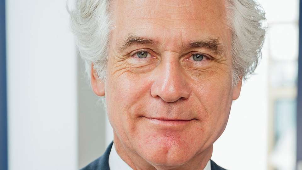 Martin Wiesmann ist seit 2022 Managing Partner der Politik- und Strategieberatung Berlin Global Advisors (BGA), die internationale Unternehmen und Investoren in Europa berät. Zuvor war er 30 Jahre in der Finanzindustrie tätig, zuletzt als Vice Chairman Investment Banking EMEA bei J.P. Morgan. Er ist Senior Associate Fellow der DGAP für Geoökonomie, Mit-Gründer und Beiratsvorsitzender der Denkfabrik R21 sowie Aufsichtsrat der LEG Immobilien SE. Darüber hinaus engagiert er sich in zahlreichen kulturellen und gesellschaftlichen Institutionen.