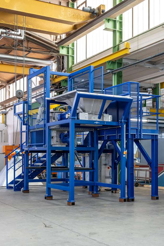 Modulare Industrieanlage mit integrierter Zerkleinerungs- und Siebstufe zur Verbesserung des Produktflusses.