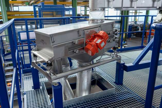 Übernimmt in der Anlage die Klassier- und Schutzsiebung: Das Vibrationssieb JEL Konti II als Doppeldecker-Ausführung. Das Sieb wird über eine Vibrationsrinne aus einem Bunker mit dem getrockneten Produkt beschickt.