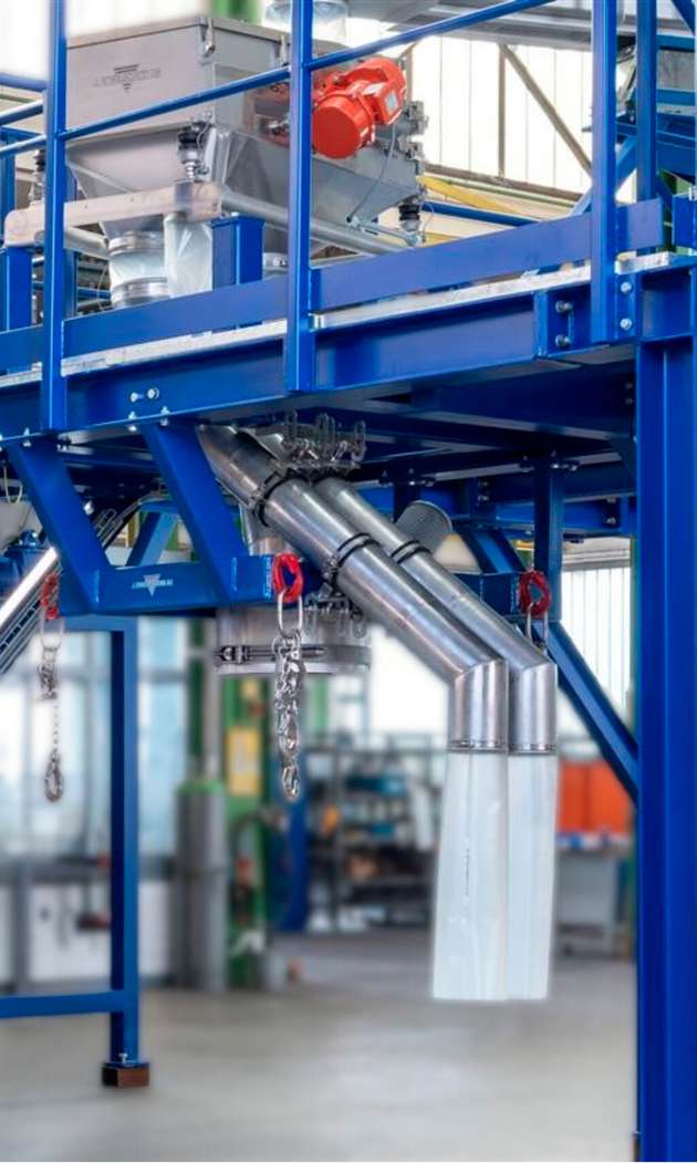 Unterhalb der Siebmaschine befindet sich ein Einhängegestell mit Befüllkopf für die Abfüllung der Gutware in Big Bags. Das Über- und Feinkorn wird daneben in Fässern gesammelt und später entsorgt.
