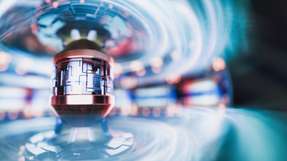 Tritium ist ein Nebenprodukt von Kernreaktoren und dient als Brennstoff für die Kernfusion, wird aber auch häufig in medizinischen Anwendungen und zur Beleuchtung in Geräten wie Uhren und Ausgangsschildern verwendet.