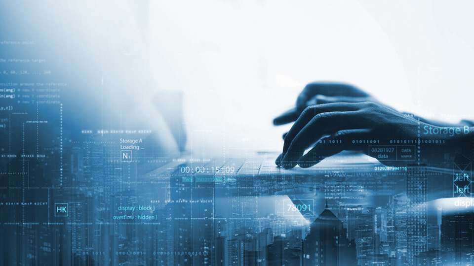 Moderne Softwareentwicklung steht im Spannungsfeld zwischen Geschwindigkeit und Vertrauen – zentrale Plattformen, klare Verantwortlichkeiten und Compliance sichern stabile Releases.