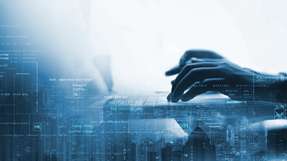 Moderne Softwareentwicklung steht im Spannungsfeld zwischen Geschwindigkeit und Vertrauen – zentrale Plattformen, klare Verantwortlichkeiten und Compliance sichern stabile Releases.