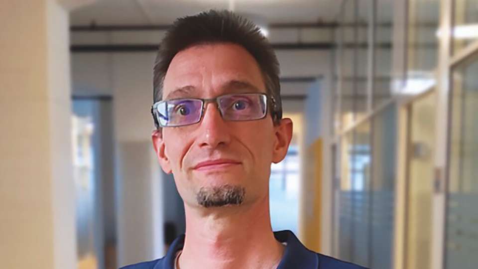 Dr. Thomas Kopfstedt ist seit 2021 Mitglied der Geschäftsführung von Knowtion und konzentriert sich in dieser Funktion darauf, neue Technologien in die Produkte der Kunden zu bringen. Seine Expertise hat er über mehrere Stationen in der Automobilzuliefererindustrie und der Wehrtechnik mit Focus auf Fahrassistenzfunktionen und hochautomatisierte Funktionen erworben. In seiner Freizeit ist Dr. Kopfstedt seit vielen Jahren im IEEE aktiv und bekleidet dort aktuell Funktion des Vice Chair für die Deutsche Section des IEEE.