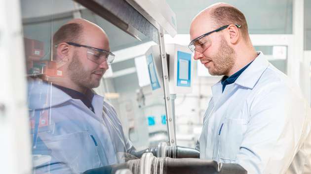 Dr. Tilmann Joachim Neubert in einem Labor im Institut für Technische Chemie und Umweltchemie der Uni Jena. Er wird im Rahmen der Ausschreibung CZS Nexus gefördert.