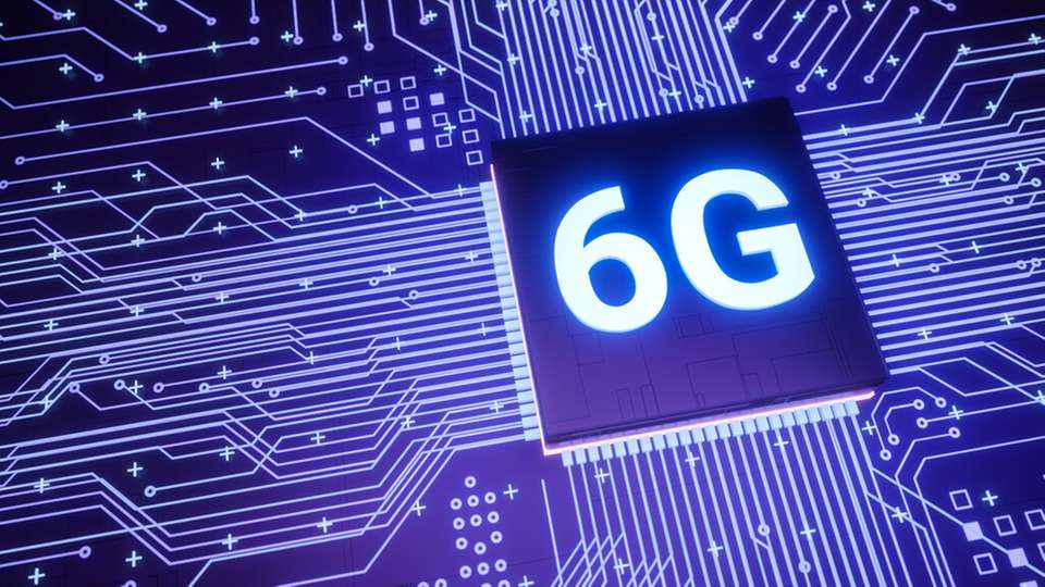Der Streit um das obere 6-GHz-Band entscheidet über die Zukunft von WLAN: Ohne freien Zugang drohen trotz Glasfaser langsame Netze in Schulen, Unternehmen und Behörden.