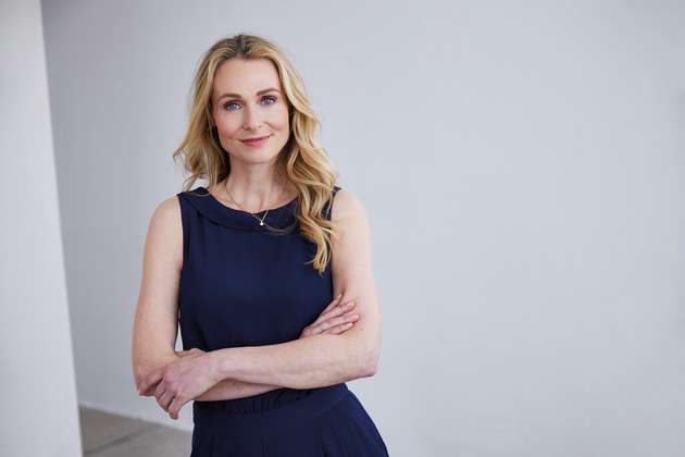 Beate Freyer, CEO, Machineering: Die Einführung von Digital Twins wirkt zunächst kostspielig: Software, Hardware, Personal und Know-how erfordern Investitionen. Doch werden die Fehlerkosten im Feld berücksichtigt, amortisieren sich die Ausgaben meist schon im ersten Jahr. Damit dies gelingt, muss das Management hinter der Entscheidung stehen, Kosten und Nutzen bewerten und den Weg in der Organisation ebnen. Nur so lässt sich Skepsis überwinden, da der Nutzen oft erst in Produktion oder beim Kunden sichtbar wird. Der Einsatz gleicht einem Lauftraining: Der Anfang ist schwer, mit jedem Projekt steigt jedoch Routine und Leistungsfähigkeit. Rückschläge oder dringende andere Projekte können zurückwerfen – wichtig ist, dranzubleiben, um langfristig erfolgreich zu sein Ein weiterer Stolperstein ist der Schutz sensibler Prozess- und Anlagedaten. Gerade hier bietet machineering Lösungen, die das Modell nutzbar machen, ohne Einblick in vertrauliche Details zu gewähren.