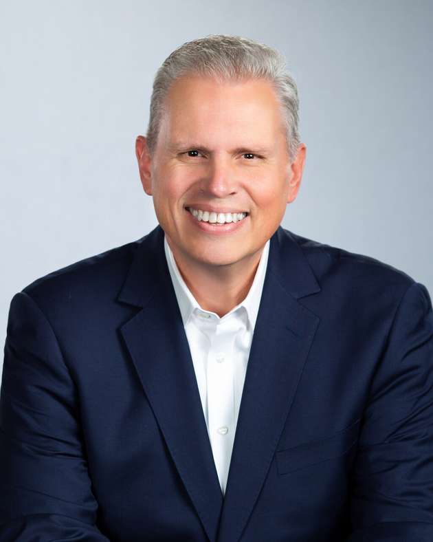 Dale Tutt, VP Global Industry Strategy, Siemens Digital Industries Software: Hersteller stehen bei der Einführung des digitalen Zwillings vor erheblichen Herausforderungen, darunter fragmentierte Daten, die Integration von Altsystemen, kultureller Widerstand und mangelhafte Datenverwaltung. Einige dieser Herausforderungen lassen sich durch die Einrichtung einheitlicher Datenarchitekturen und den Einsatz von Middleware zur Überbrückung alter Systeme bewältigen, aber die entscheidende Frage ist, wo man anfangen soll. Die digitale Transformation ist schließlich ein langer Weg. Es ist zwar wichtig, das Ziel zu kennen, aber es braucht Zeit, um dorthin zu gelangen. Ich empfehle, klein anzufangen mit einem gezielten Anwendungsfall, der eine zentrale Herausforderung des Unternehmens angeht. Dieser Anwendungsfall kann den ROI demonstrieren und so dazu beitragen, kulturelle Widerstände zu überwinden und Innovationen in den Teams zu fördern, was einen reibungsloseren Weg zur vollständigen Digitalisierung gewährleistet.