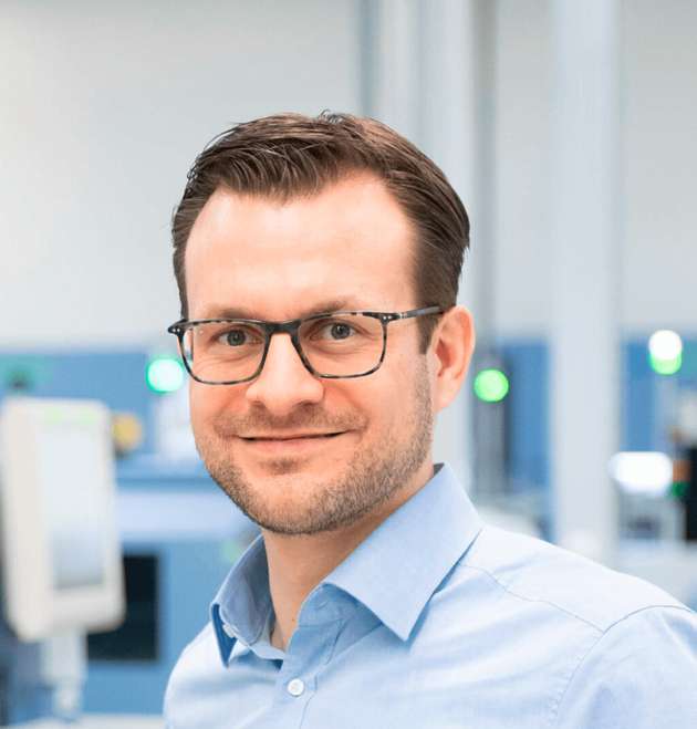 Jan Niestrath, Industry Manager, Autodesk: Eine der größten Herausforderungen bei der Einführung eines digitalen Zwillings einer Fabrik ist die oft unzureichende Datenbasis. Besonders im Bestand fehlen häufig verlässliche und vor allem aktuelle Informationen. Hinzu kommt, dass Veränderungen im realen Produktionssystem oft nicht zeitnah und präzise in den digitalen Modellen nachgezogen werden. Wer jedoch die nötigen Voraussetzungen schafft und die Datenbasis kontinuierlich pflegt, kann mit digitalen Zwillingen nicht nur die Fabrikplanung intelligenter gestalten, sondern auch im laufenden Betrieb erhebliche Potenziale erschließen.
