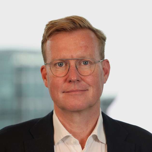 Dr. Florian Harzenetter, Global Advisor Industrials, PTC: Der größte Stolperstein ist die Datenbasis. Denn ein Digital Twin ist – wie auch KI – nur so gut wie die Daten, auf denen er basiert. Unternehmen haben die nötigen Daten, aber in nicht integrierten Systemen und Dokumenten, Formaten und Qualitäten, aka Silos. Unternehmen müssen deshalb einen integrierten Ansatz etablieren, der auf Produktdaten basiert und alle relevanten Systeme über den gesamten Produktlebenszyklus hinweg verbindet. Damit verfügen sie über eine einzige, zuverlässige Datenquelle als Basis für Digital Twins von Produkten und Prozessen. Und mehr noch: Sie ermöglichen durchgängige, effiziente Prozesse und Rückverfolgbarkeit, sie gewinnen Transparenz und eine unternehmensweite Entscheidungsgrundlage auf Basis korrekter und aktueller Daten.