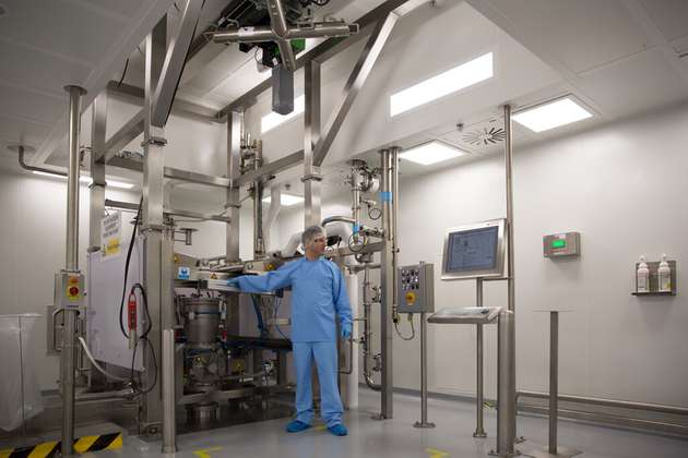 Im Reinraum sorgt eine Big-Bag-Entleerungsanlage von HECHT mit Liner-Anschluss-System für staubfreies und sicheres Pulverhandling.