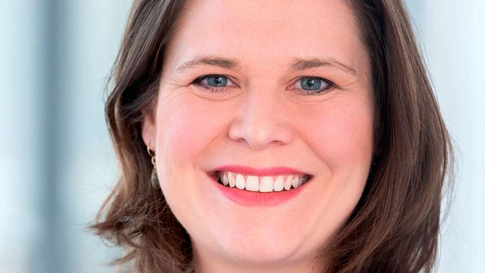 Laura Engelhardt ist Global Head of Strategy, Foundational Technologies bei Siemens. In ihrer Rolle gestaltet sie die technologische Ausrichtung und Zukunftssicherung des Unternehmens mit. Kernthemen neben KI sind die digitale Transformation sowie Technologien zur Steigerung von Nachhaltigkeit. Als Ingenieurin mit Produktionshintergrund war sie international tätig und verbindet Zukunftsforschung mit praktischer Umsetzung.