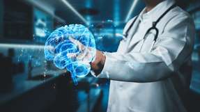 Eine internationale Studie mit 14.000 Teilnehmenden zeigt, dass die Mehrheit den Einsatz von KI in der Medizin positiv bewertet, sofern die Ergebnisse nachvollziehbar sind und die Entscheidungshoheit bei Ärztinnen und Ärzten bleibt.