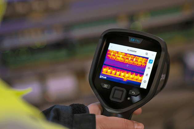 Die FLIR-Wärmebildkamera E8 PRO der Ex-Serie eignet sich besonders für elektrische und mechanische Inspektionen zur Zustandüberwachung von Geräten.