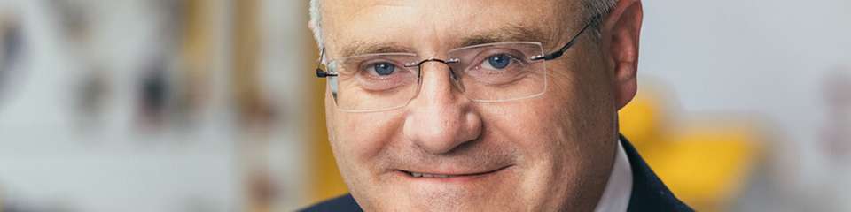 Andreas Baumüller ist geschäftsführender Gesellschafter der Baumüller Gruppe und leitet die Firmengruppe mit Hauptsitz in Nürnberg in dritter Generation. Er setzt sich für Digitalisierung und Fortschritt im eigenen Unternehmen ein und treibt diese Themen gemeinsam mit Vertretern weiterer Unternehmen auch in verschiedenen Gremien und Verbänden voran. Als Ingenieur der Elektrotechnik durchlief er vor seinem Einstieg in die Baumüller Gruppe berufliche Stationen im In- und Ausland.