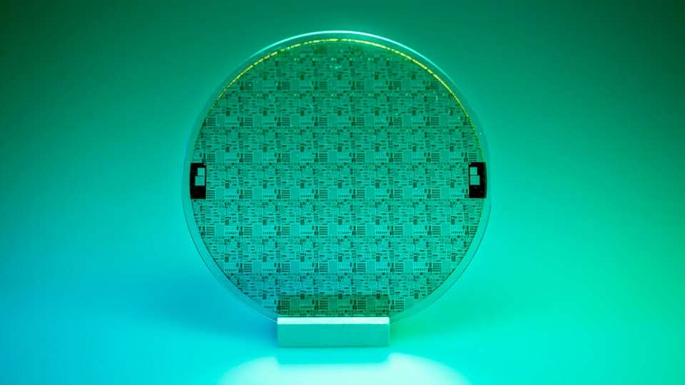 4-Zoll-GaN-auf-SiC-Wafer der GaN07-Technologie des Fraunhofer IAF. Die Wafer werden vollständig in der hauseigenen Halbleiterlinie hergestellt und getestet - einschließlich Design, Epitaxie, Waferverarbeitung und Charakterisierung.