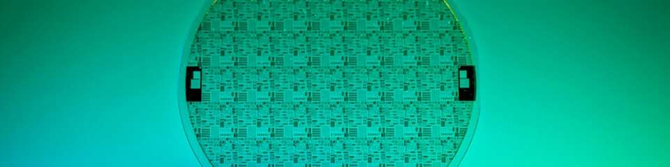 4-Zoll-GaN-auf-SiC-Wafer der GaN07-Technologie des Fraunhofer IAF. Die Wafer werden vollständig in der hauseigenen Halbleiterlinie hergestellt und getestet - einschließlich Design, Epitaxie, Waferverarbeitung und Charakterisierung.