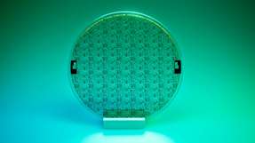 4-Zoll-GaN-auf-SiC-Wafer der GaN07-Technologie des Fraunhofer IAF. Die Wafer werden vollständig in der hauseigenen Halbleiterlinie hergestellt und getestet - einschließlich Design, Epitaxie, Waferverarbeitung und Charakterisierung.