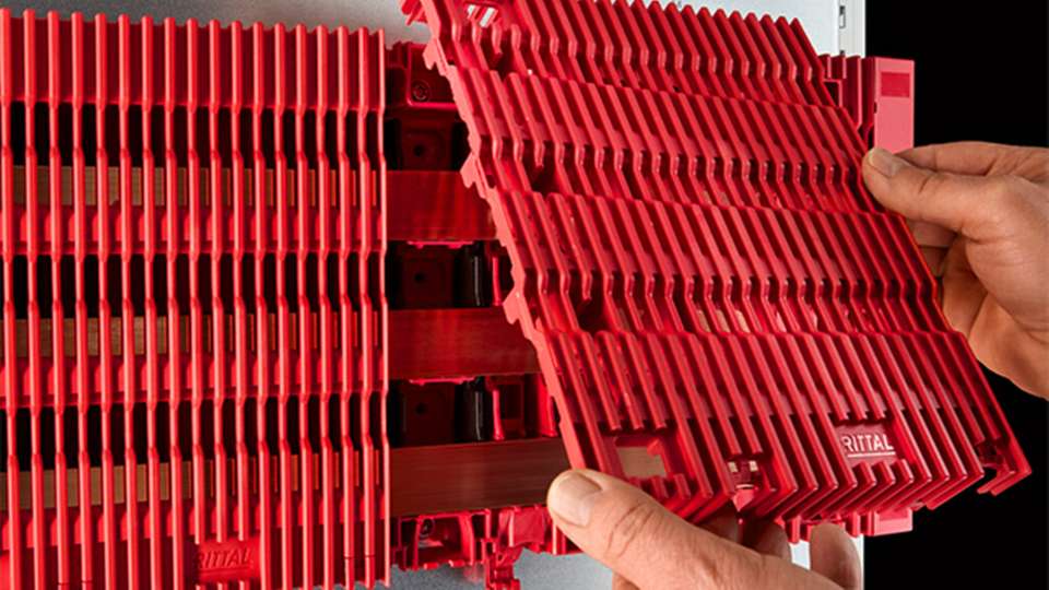 Das modulare RiLineX-System von Rittal ermöglicht sichere, flexible und platzsparende Energieverteilung in Industrieanwendungen.