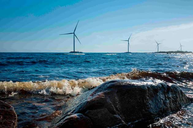 Windräder vor der finnischen Küste im Meer: 56 Prozent des finnischen Stroms stammten 2024 aus erneuerbaren Quellen, 95 Prozent waren CO2-neutral.